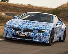 Die Höchstgeschwindigkeit des BMW i8 wird elektronisch auf 250 km/h limitiert und kann allein durch die Kraft des Verbrennungsmotors erreicht und gehalten werden.